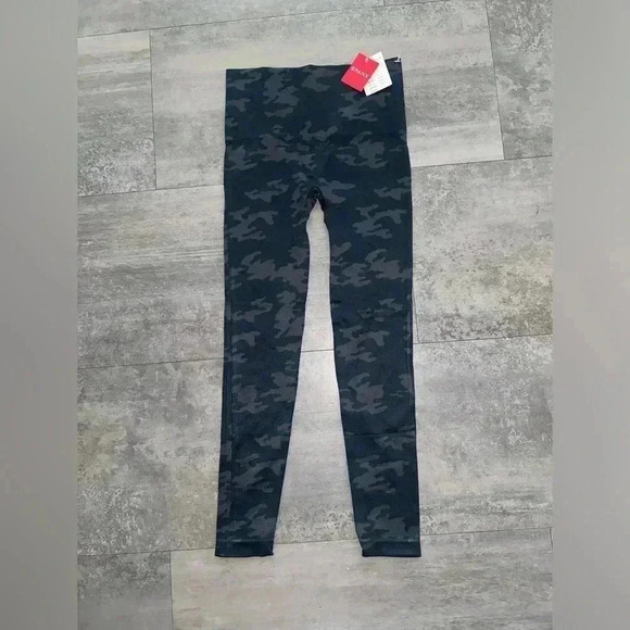 Spanx Look At Me Now Black Camo Seamless Leggings Women's Size S - Picture 2 of 6